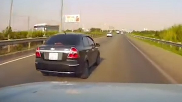 Ô tô chạy ẩu tạt đầu xe khác ở tốc độ hơn 100 km/giờ, suýt tai nạn Ô tô chạy ẩu tạt đầu xe khác ở tốc độ hơn 100 km/giờ, suýt tai nạn