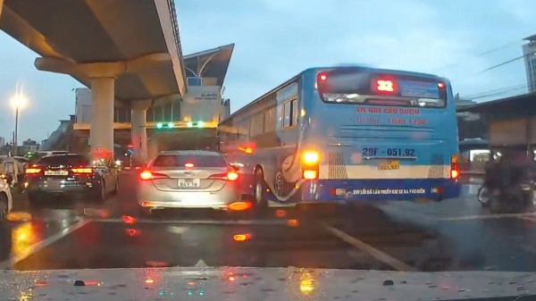 Xe buýt chạy bát nháo, chuyển làn theo kiểu Xe buýt chạy bát nháo, chuyển làn theo kiểu