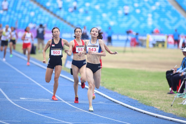 "Tân binh" Nguyễn Thị Thu Hà: Từ xuất phát điểm 400m rào đến HCV 800m SEA Games 32 - Ảnh 1. "Tân binh" Nguyễn Thị Thu Hà: Từ xuất phát điểm 400m rào đến HCV 800m SEA Games 32 - Ảnh 1.