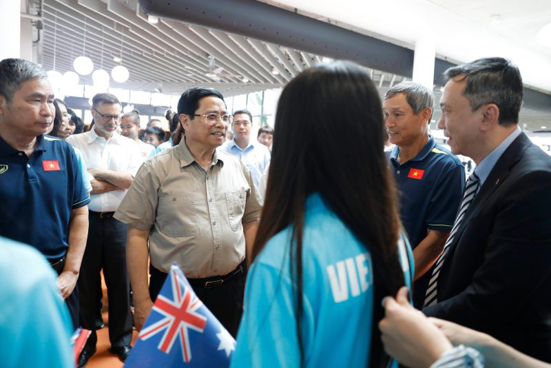 Thủ tướng Phạm Minh Chính cùng Thủ tướng Australia Anthony Albanese nhận áo đấu của ĐT nữ Việt Nam
