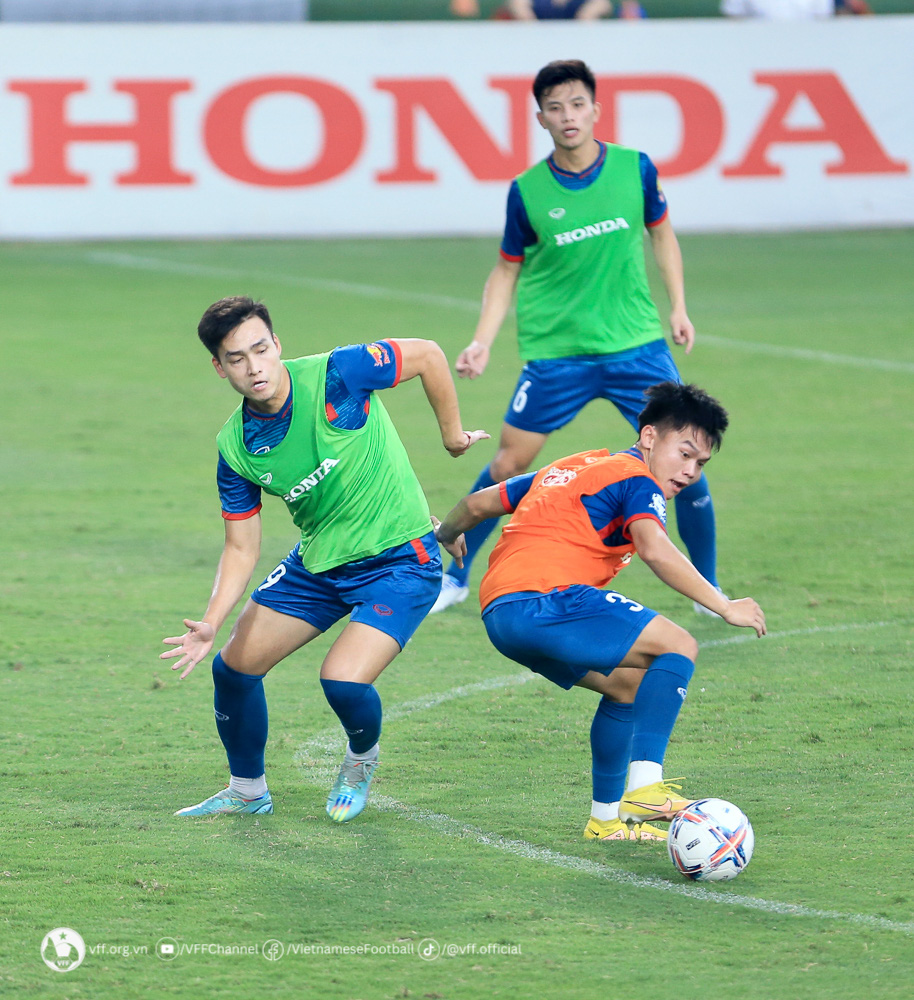 ĐT Việt Nam và U23 Việt Nam đẩy nhanh tốc độ chơi bóng trong ngày tập luyện thứ ba