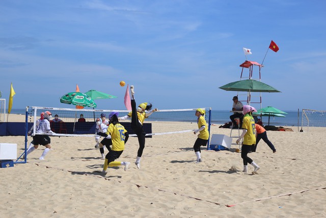 Hơn 200 VĐV tranh tài tại Giải vô địch Cầu mây bãi biển quốc gia năm 2023 - Ảnh 2. Hơn 200 VĐV tranh tài tại Giải vô địch Cầu mây bãi biển quốc gia năm 2023 - Ảnh 2.