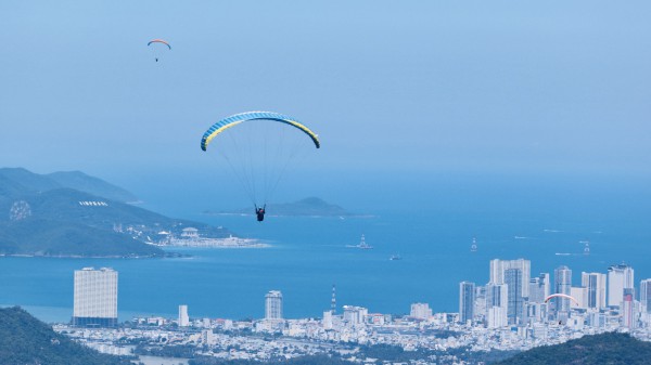 Bay dù lượn ngắm phố biển Nha Trang từ trên cao