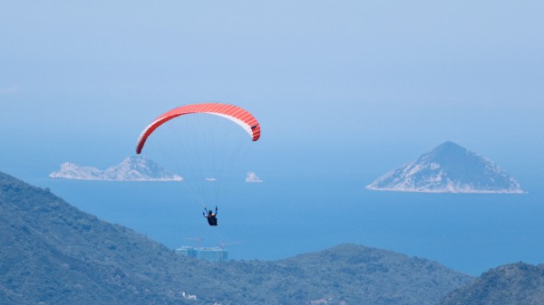 Bay dù lượn ngắm phố biển Nha Trang từ trên cao