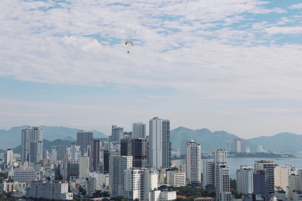 Bay dù lượn ngắm phố biển Nha Trang từ trên cao