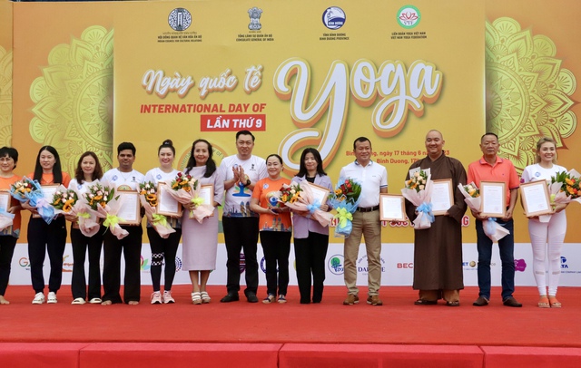 Bình Dương: Hơn 1.000 người tham gia đồng diễn Ngày Quốc tế Yoga lần thứ 9 năm 2023 - Ảnh 8. Bình Dương: Hơn 1.000 người tham gia đồng diễn Ngày Quốc tế Yoga lần thứ 9 năm 2023 - Ảnh 8.