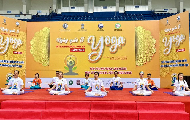 Bình Dương: Hơn 1.000 người tham gia đồng diễn Ngày Quốc tế Yoga lần thứ 9 năm 2023 - Ảnh 5. Bình Dương: Hơn 1.000 người tham gia đồng diễn Ngày Quốc tế Yoga lần thứ 9 năm 2023 - Ảnh 5.