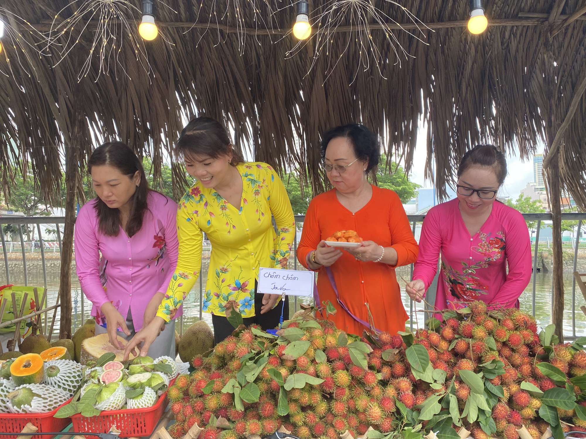 Người dân TP Hồ Chí minh háo hức đi chợ trái cây "Trên bến dưới thuyền"