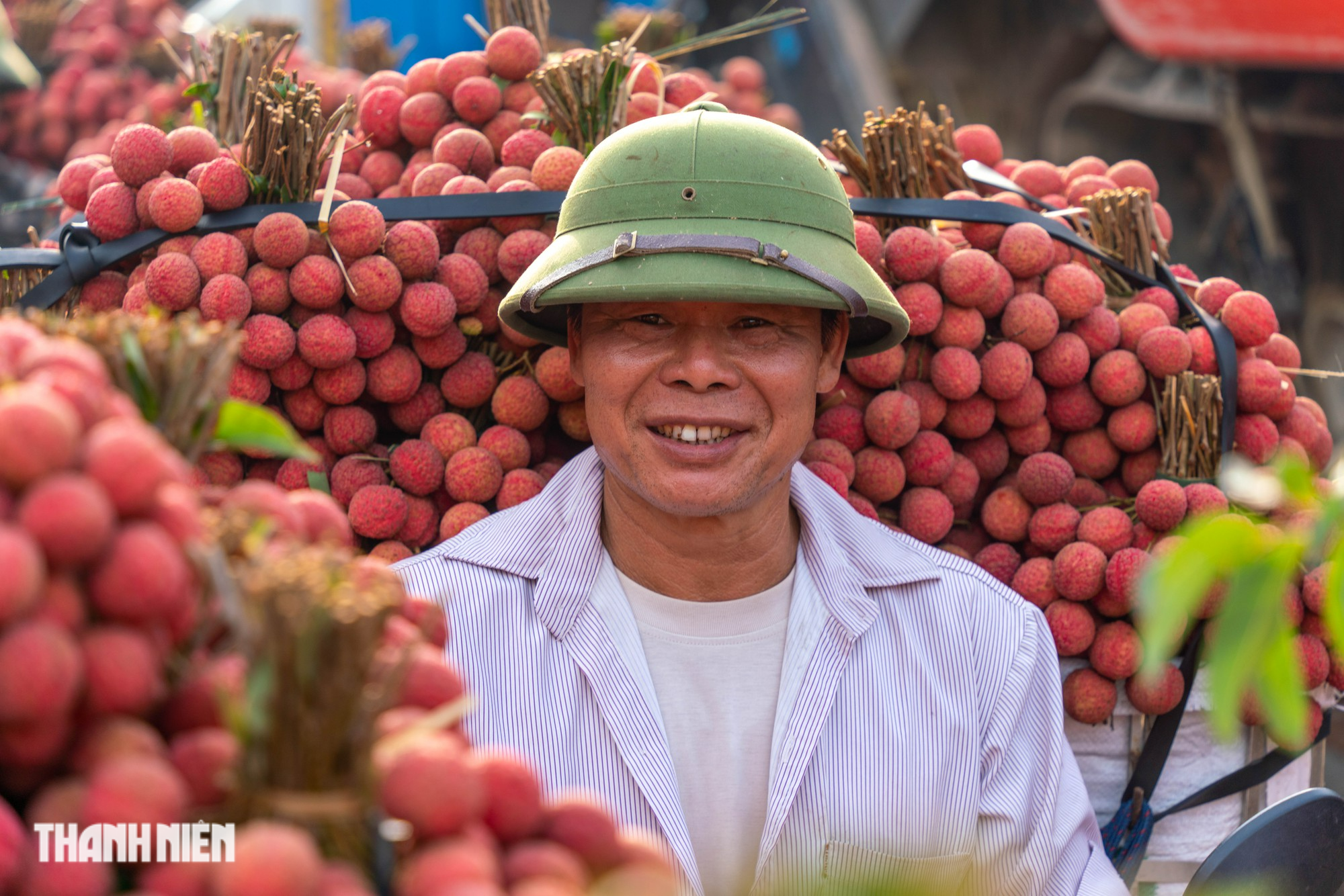 Vải thiều nhuộm đỏ đường quê