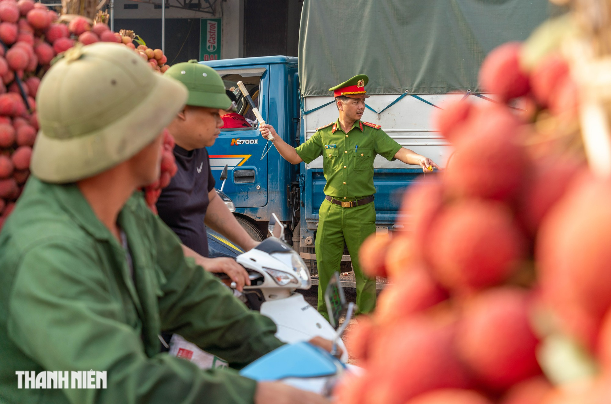 Vải thiều nhuộm đỏ đường quê