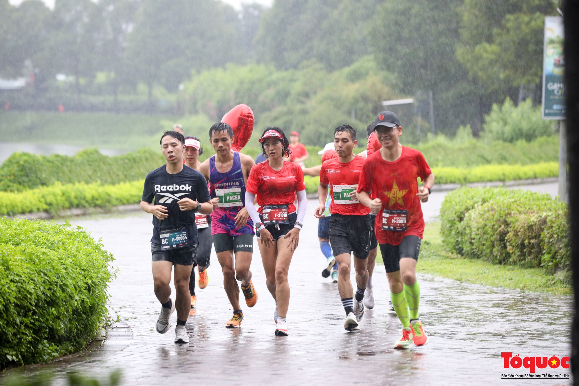 500 nhà báo chinh phục giải chạy Press Marathon 2023 dưới cơn mưa lớn - Ảnh 4.