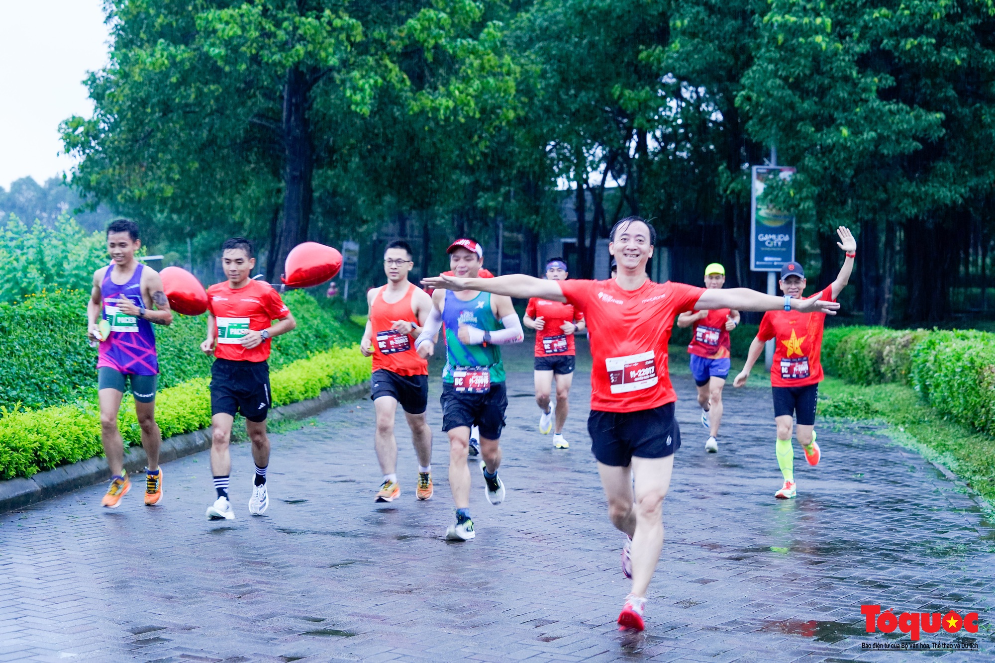 500 nhà báo chinh phục giải chạy Press Marathon 2023 dưới cơn mưa lớn - Ảnh 7.