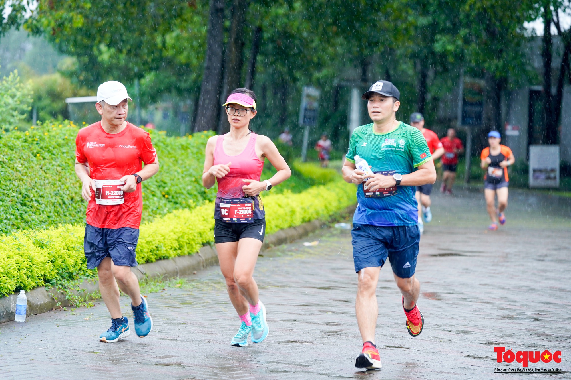 500 nhà báo chinh phục giải chạy Press Marathon 2023 dưới cơn mưa lớn - Ảnh 12.