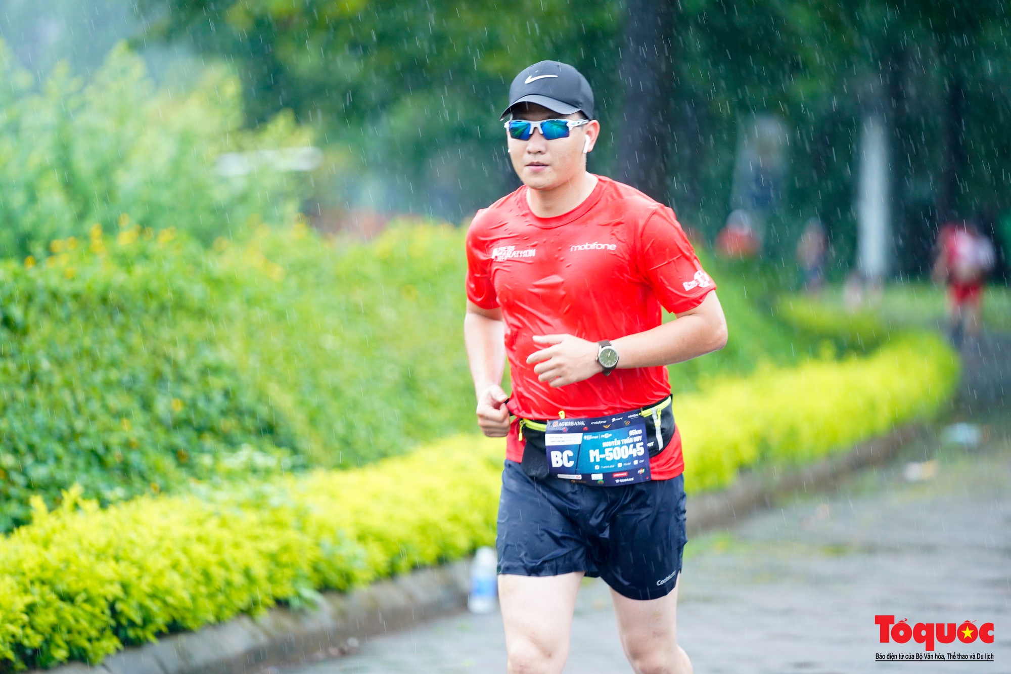 500 nhà báo chinh phục giải chạy Press Marathon 2023 dưới cơn mưa lớn - Ảnh 9.
