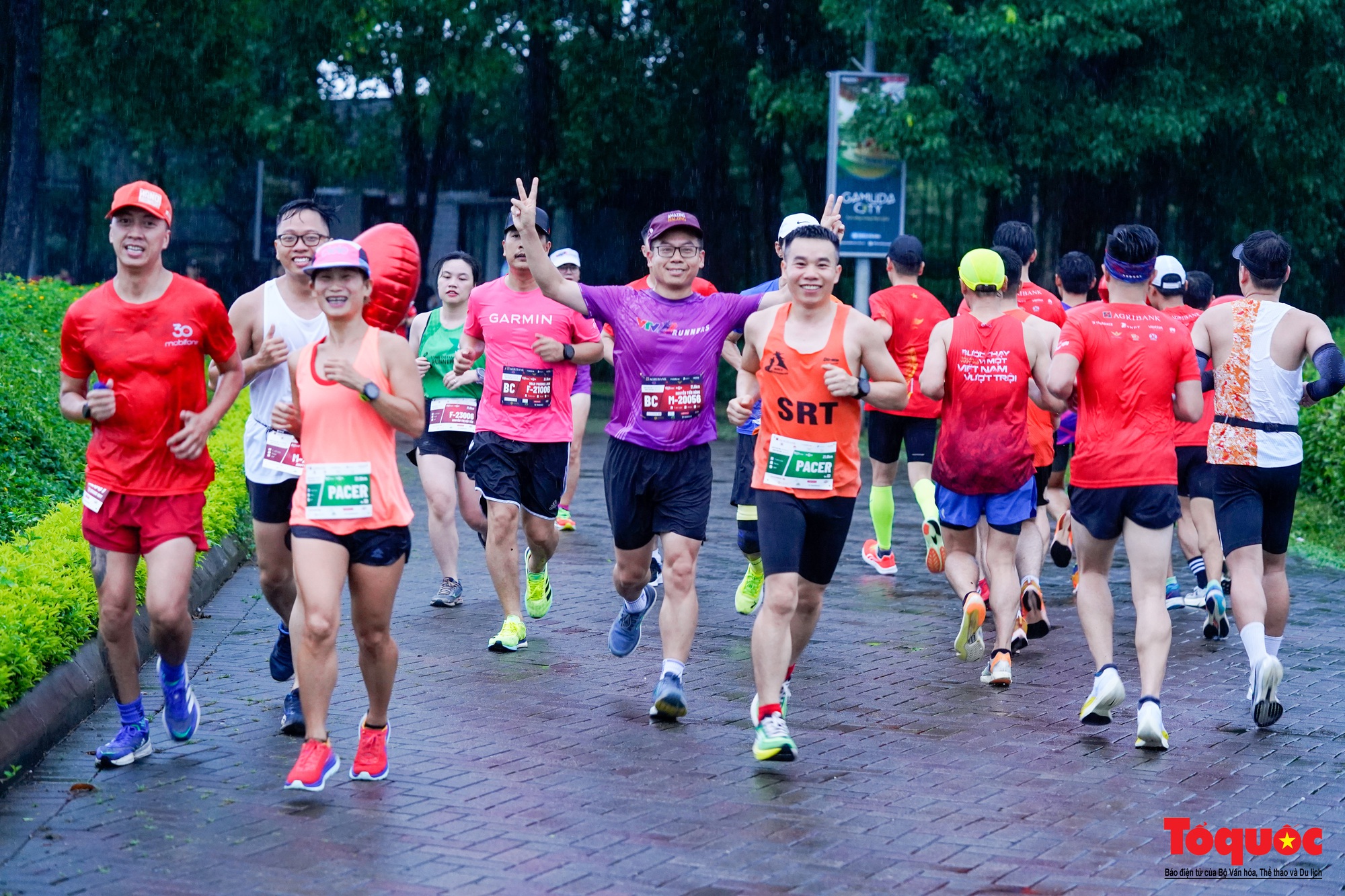 500 nhà báo chinh phục giải chạy Press Marathon 2023 dưới cơn mưa lớn - Ảnh 3.