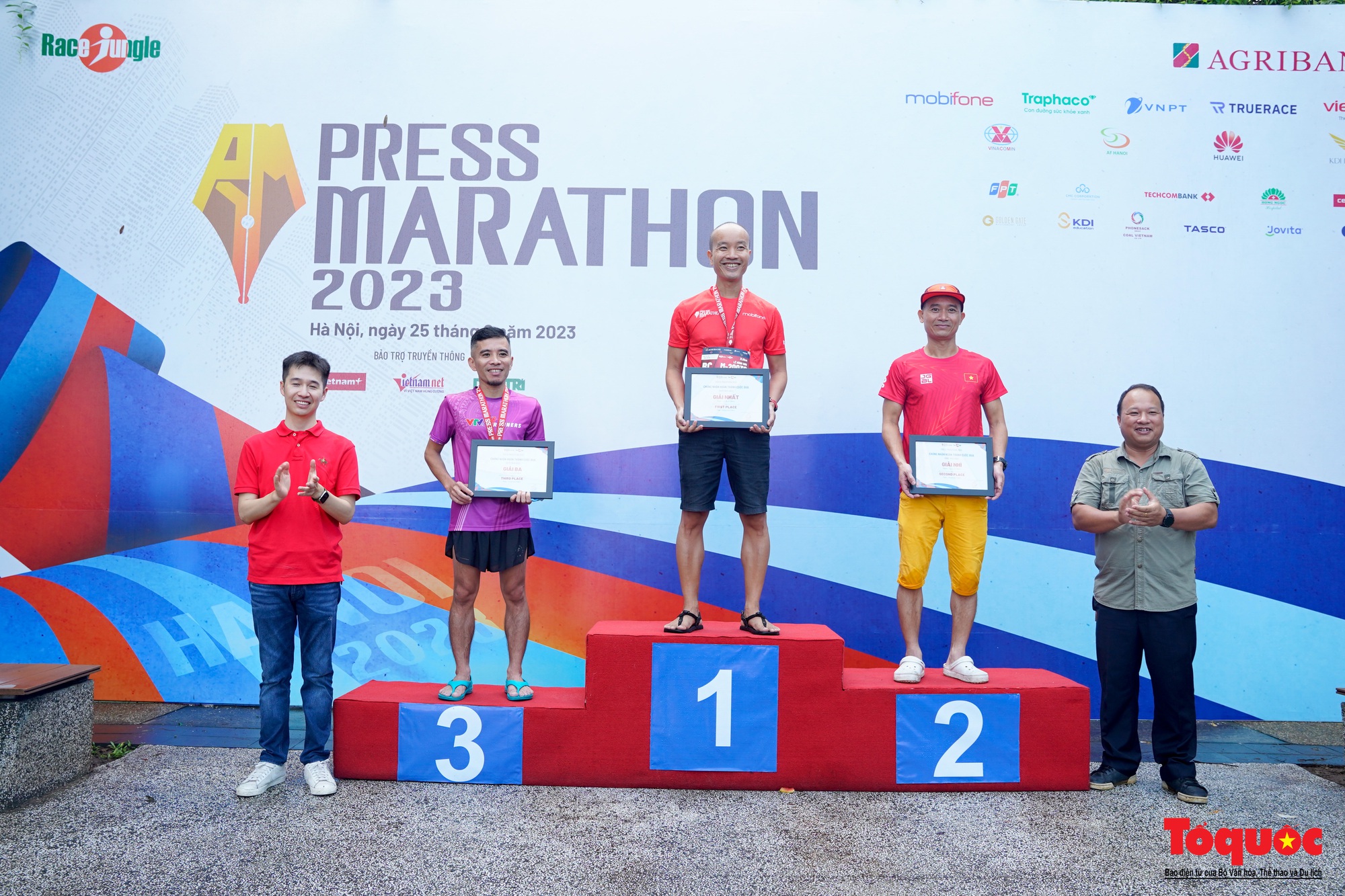 500 nhà báo chinh phục giải chạy Press Marathon 2023 dưới cơn mưa lớn - Ảnh 24.