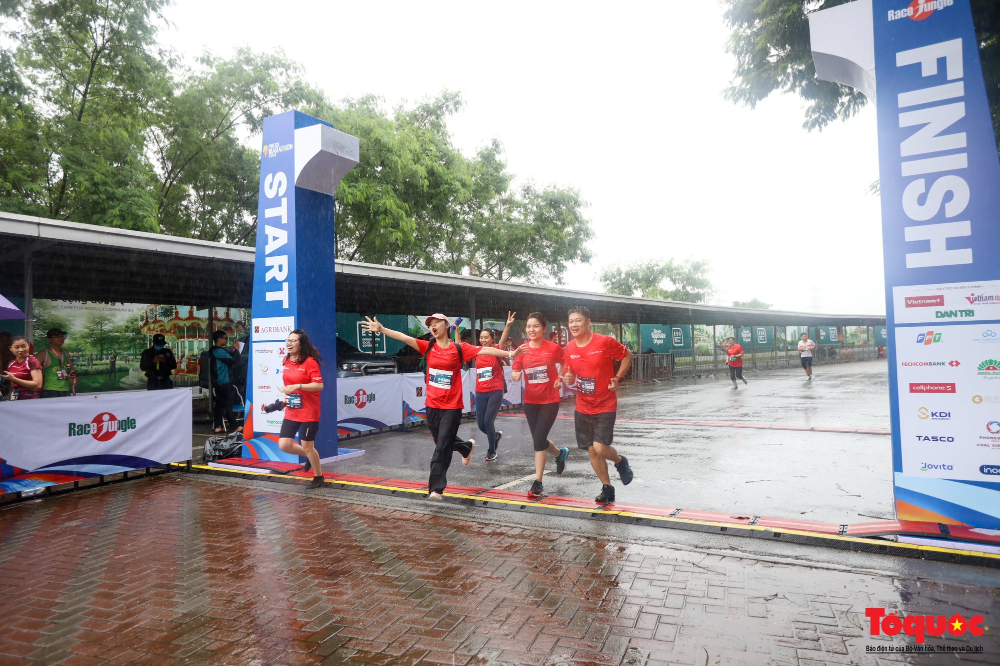 500 nhà báo chinh phục giải chạy Press Marathon 2023 dưới cơn mưa lớn - Ảnh 22.