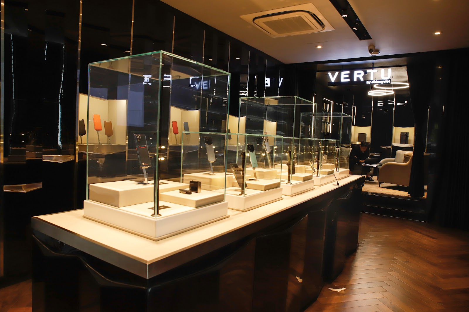 Vì sao giới trẻ Việt ngày càng chuộng Vertu chính hãng? Vì sao giới trẻ Việt ngày càng chuộng Vertu chính hãng?