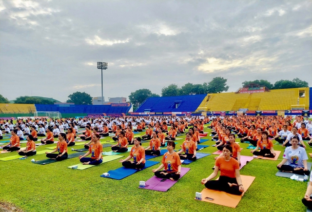 Bình Dương: Hơn 1.000 người tham gia đồng diễn Ngày Quốc tế Yoga lần thứ 9 năm 2023 - Ảnh 4. Bình Dương: Hơn 1.000 người tham gia đồng diễn Ngày Quốc tế Yoga lần thứ 9 năm 2023 - Ảnh 4.