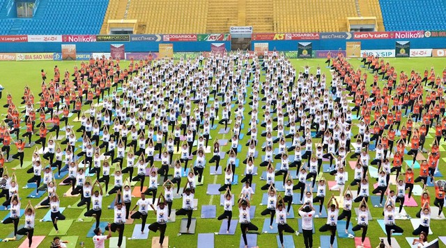 Bình Dương: Hơn 1.000 người tham gia đồng diễn Ngày Quốc tế Yoga lần thứ 9 năm 2023 - Ảnh 1. Bình Dương: Hơn 1.000 người tham gia đồng diễn Ngày Quốc tế Yoga lần thứ 9 năm 2023 - Ảnh 1.