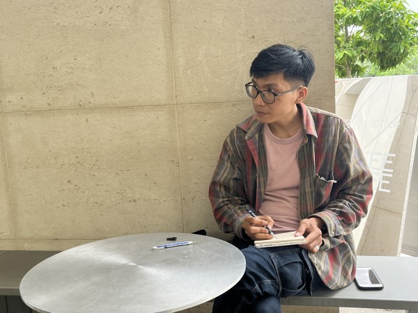 Chàng họa sĩ đi khắp nơi vẽ tranh tặng người lạ Chàng họa sĩ đi khắp nơi vẽ tranh tặng người lạ