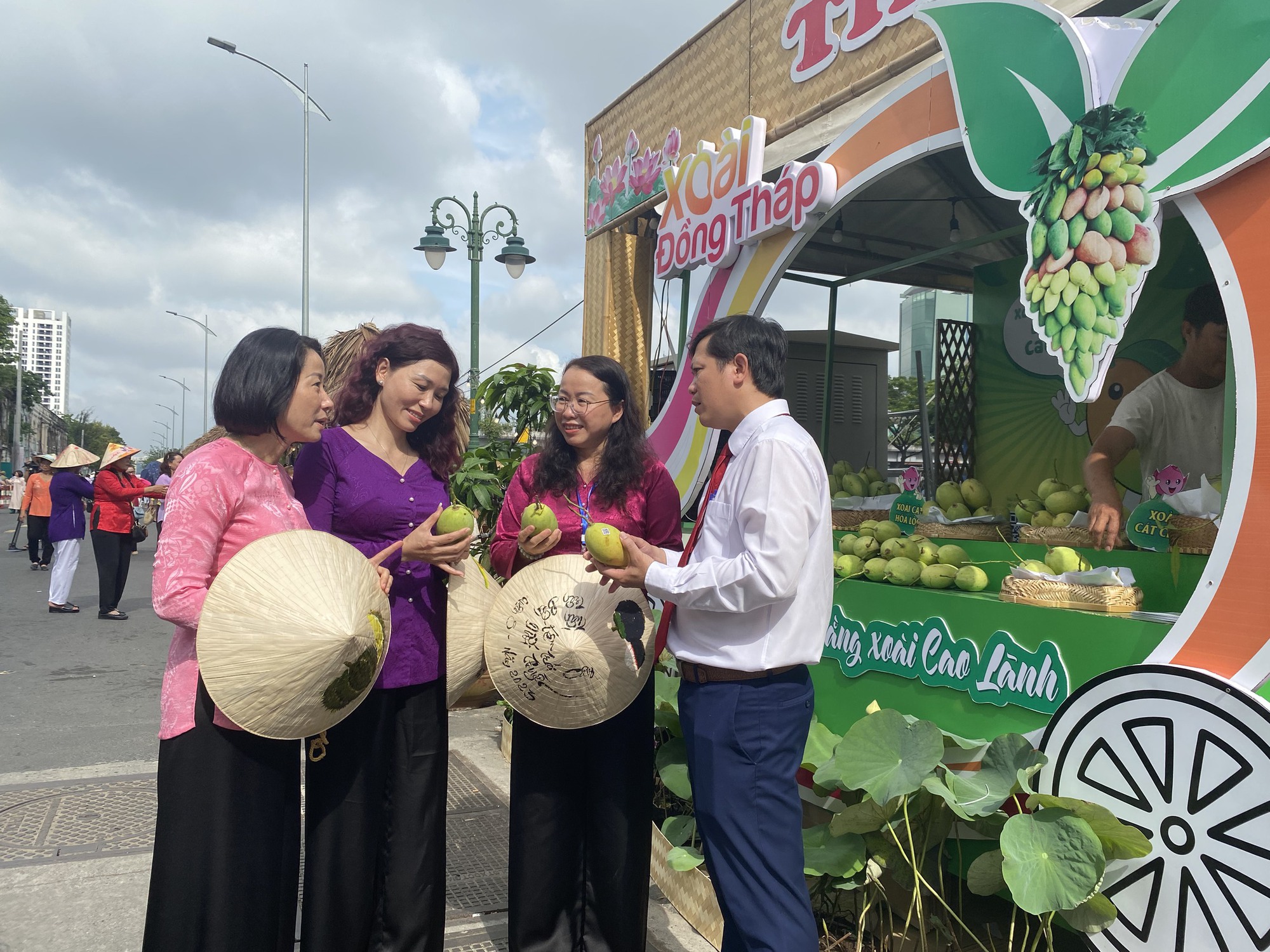 Người dân TP Hồ Chí minh háo hức đi chợ trái cây "Trên bến dưới thuyền" Người dân TP Hồ Chí minh háo hức đi chợ trái cây "Trên bến dưới thuyền"