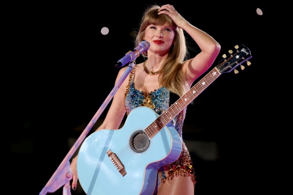 Chiêu giữ lớp trang điểm đẹp bất chấp thời tiết của Taylor Swift