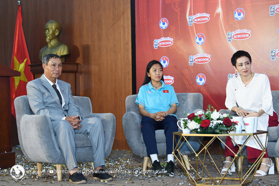 ĐT nữ Việt Nam giao lưu cùng 2 nhà vô địch thế giới ĐT nữ Việt Nam giao lưu cùng 2 nhà vô địch thế giới