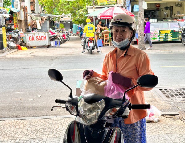 Tiệm kem ở TP.HCM đến đời thứ 4: 65 năm vẫn một chỗ, làm ngày nào bán hết ngày đó