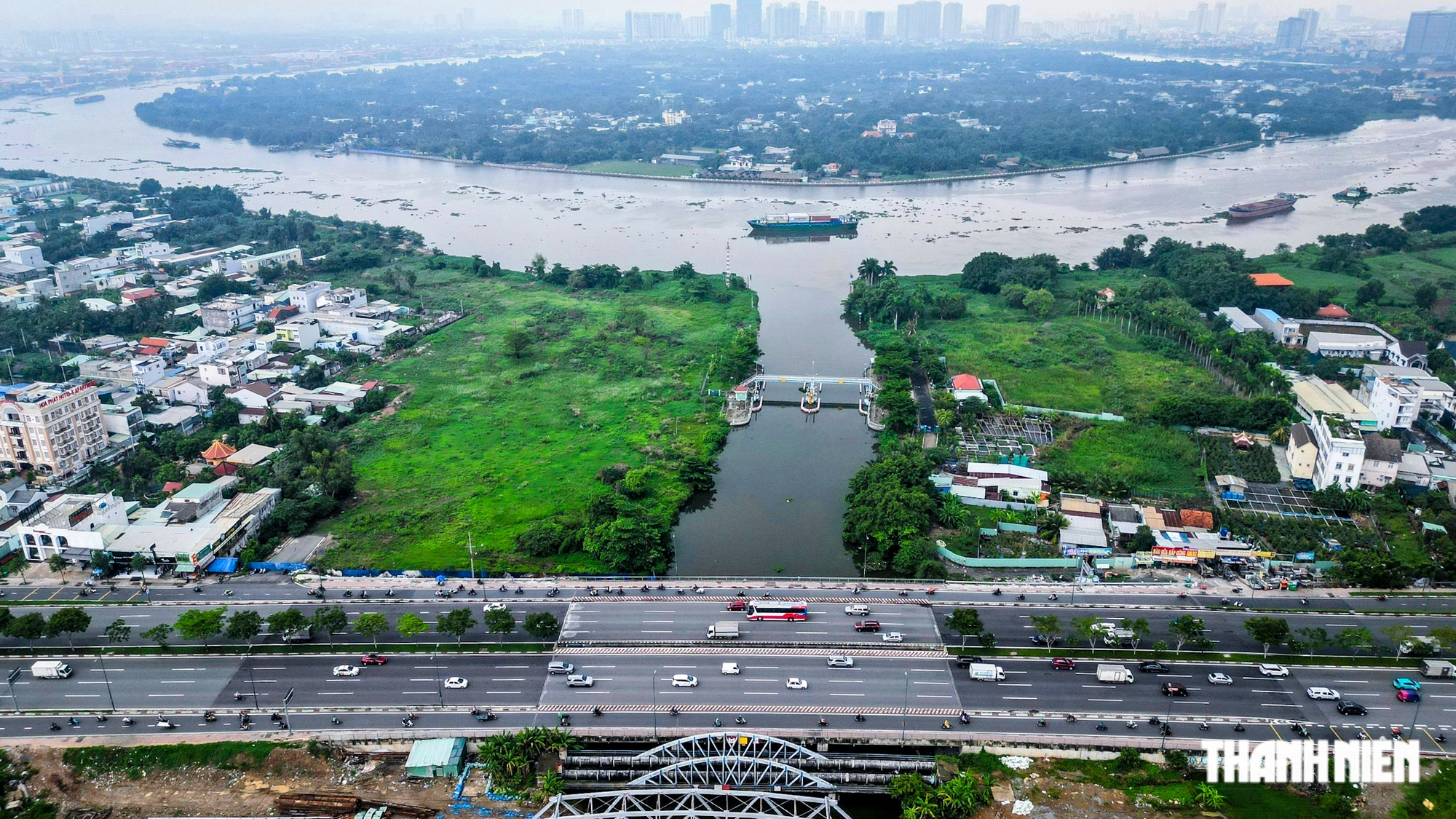 Công viên nước đời đầu tại TP.HCM bỏ hoang, um tùm cây cỏ