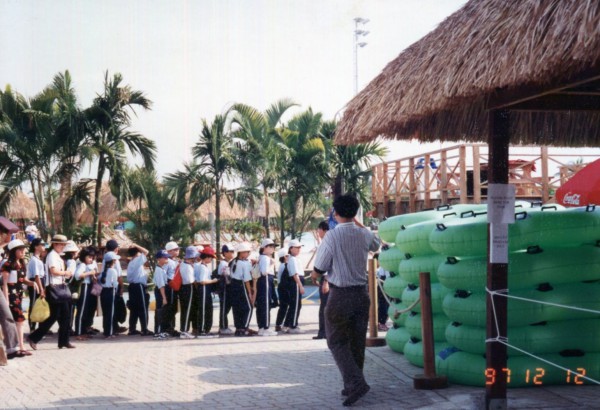 Công viên nước đời đầu tại TP.HCM bỏ hoang, um tùm cây cỏ