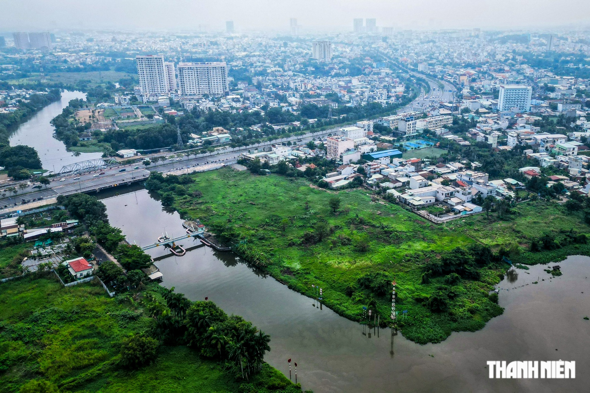 Công viên nước đời đầu tại TP.HCM bỏ hoang, um tùm cây cỏ