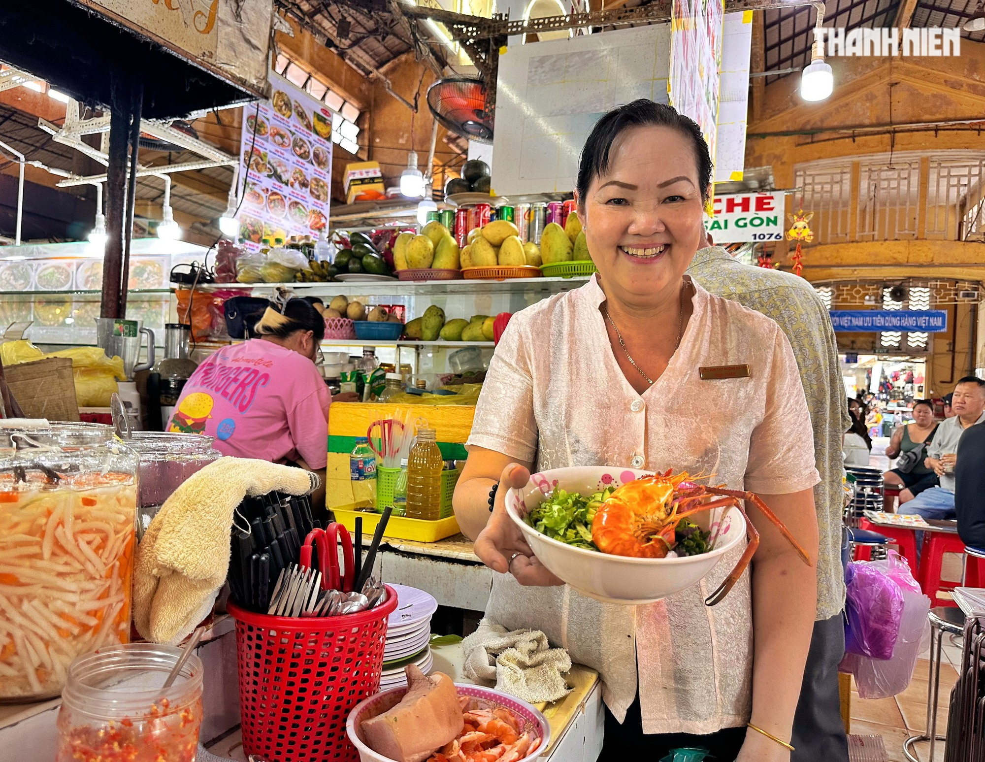 Bún tôm càng 120.000 đồng/tô chợ Bến Thành: Phụ chủ 40 năm, cô osin được kế thừa 