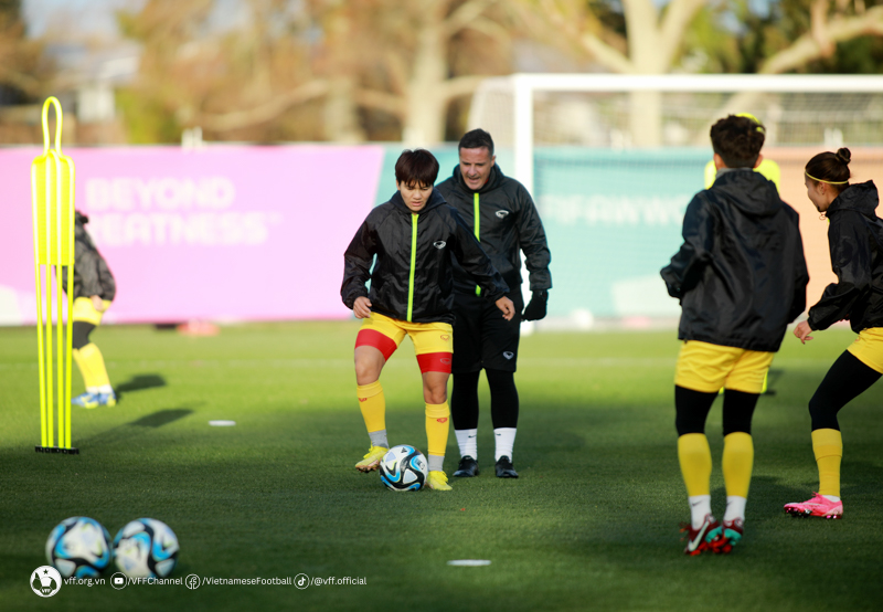 ĐT nữ Việt Nam tập bóng bổng trước trận đấu với Bồ Đào Nha