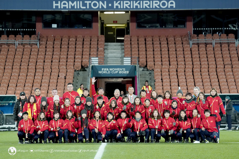 ĐT nữ Việt Nam tập bóng bổng trước trận đấu với Bồ Đào Nha