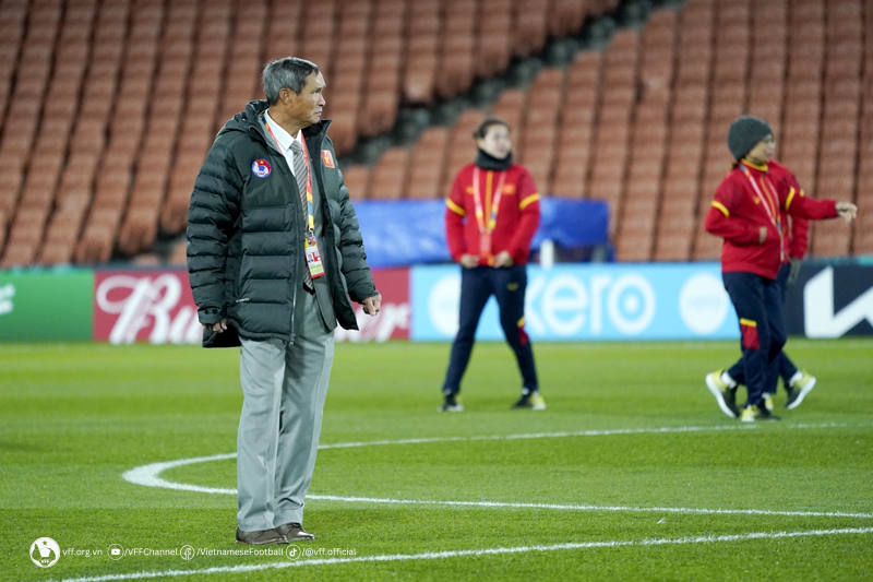 ĐT nữ Việt Nam tập bóng bổng trước trận đấu với Bồ Đào Nha