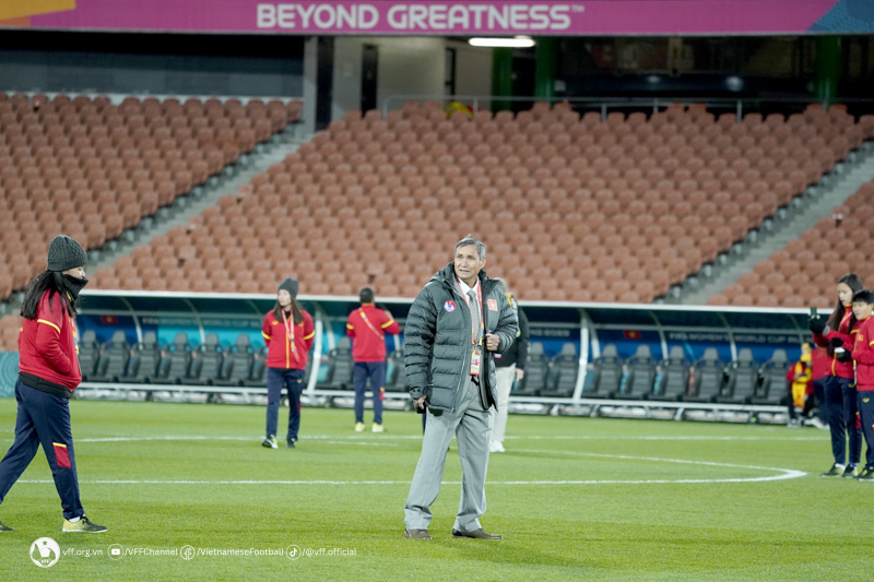 ĐT nữ Việt Nam tập bóng bổng trước trận đấu với Bồ Đào Nha