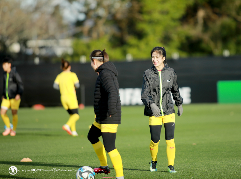 ĐT nữ Việt Nam tập bóng bổng trước trận đấu với Bồ Đào Nha