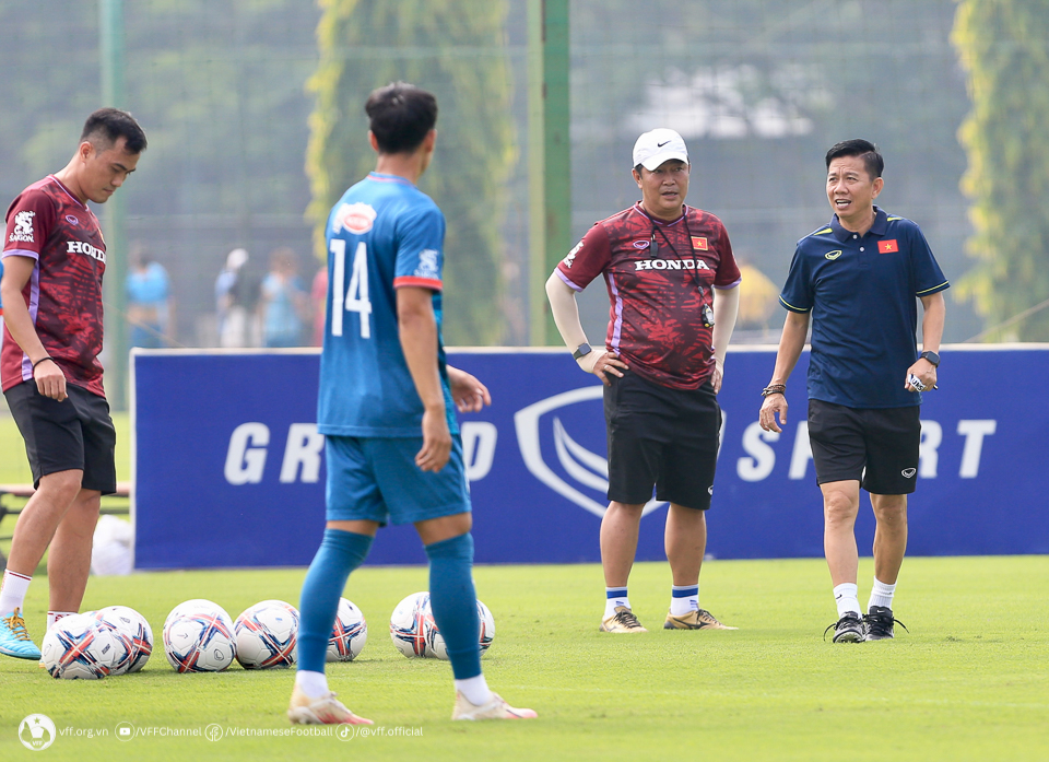 ĐT U23 Việt Nam hứng khởi trong buổi đầu tập luyện, chuẩn bị cho giải Đông Nam Á ĐT U23 Việt Nam hứng khởi trong buổi đầu tập luyện, chuẩn bị cho giải Đông Nam Á