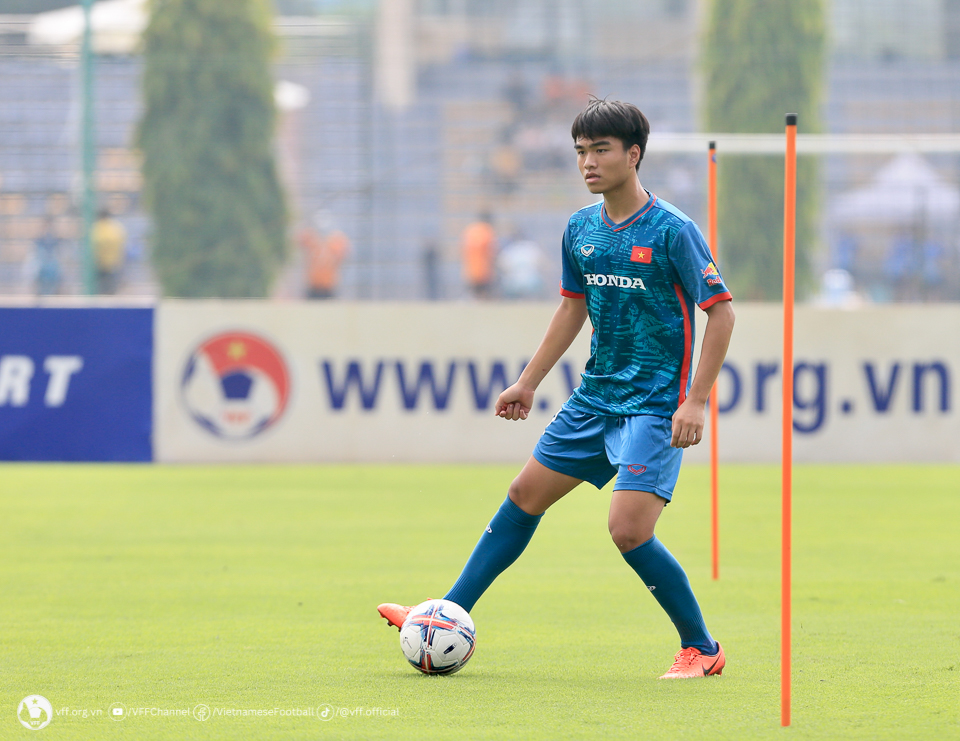 ĐT U23 Việt Nam hứng khởi trong buổi đầu tập luyện, chuẩn bị cho giải Đông Nam Á ĐT U23 Việt Nam hứng khởi trong buổi đầu tập luyện, chuẩn bị cho giải Đông Nam Á