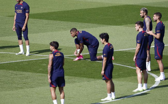 Mbappe gia nhập hội “người thừa” tại PSG