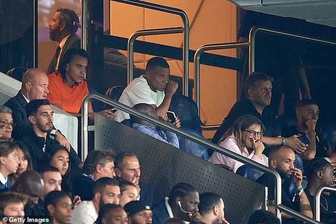 Vắng Mbappe, Paris Saint Germain bị cầm hòa tại vòng 1 Ligue 1 Vắng Mbappe, Paris Saint Germain bị cầm hòa tại vòng 1 Ligue 1