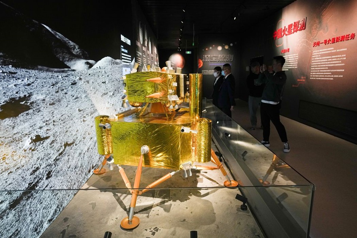 Cuộc đua tìm nước trên mặt trăng