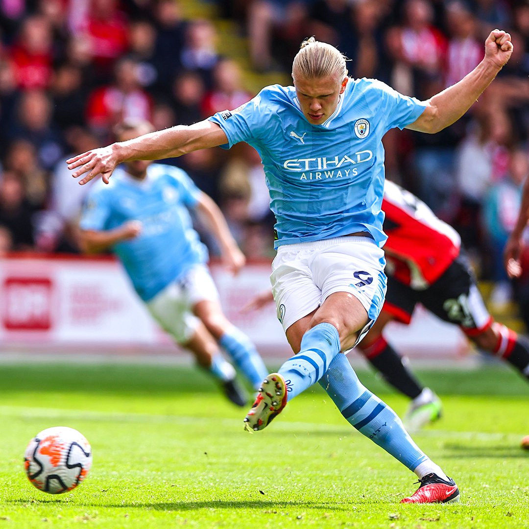 Thắng kịch tính Sheffield, Manchester City lên đầu bảng