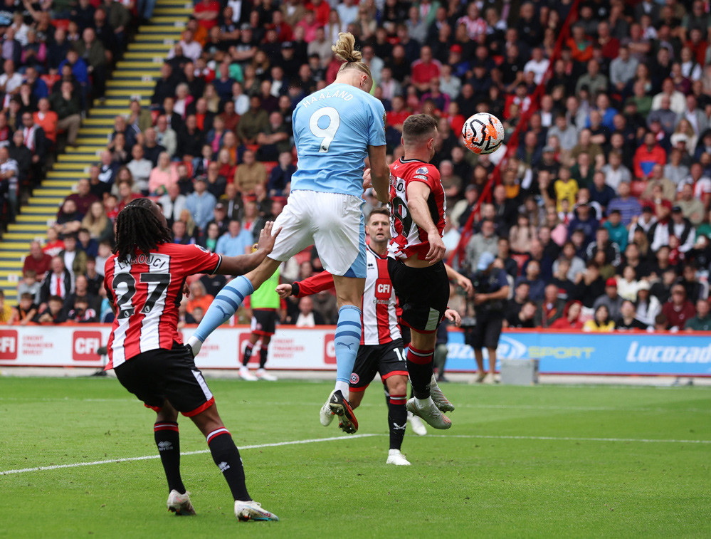 Thắng kịch tính Sheffield, Manchester City lên đầu bảng