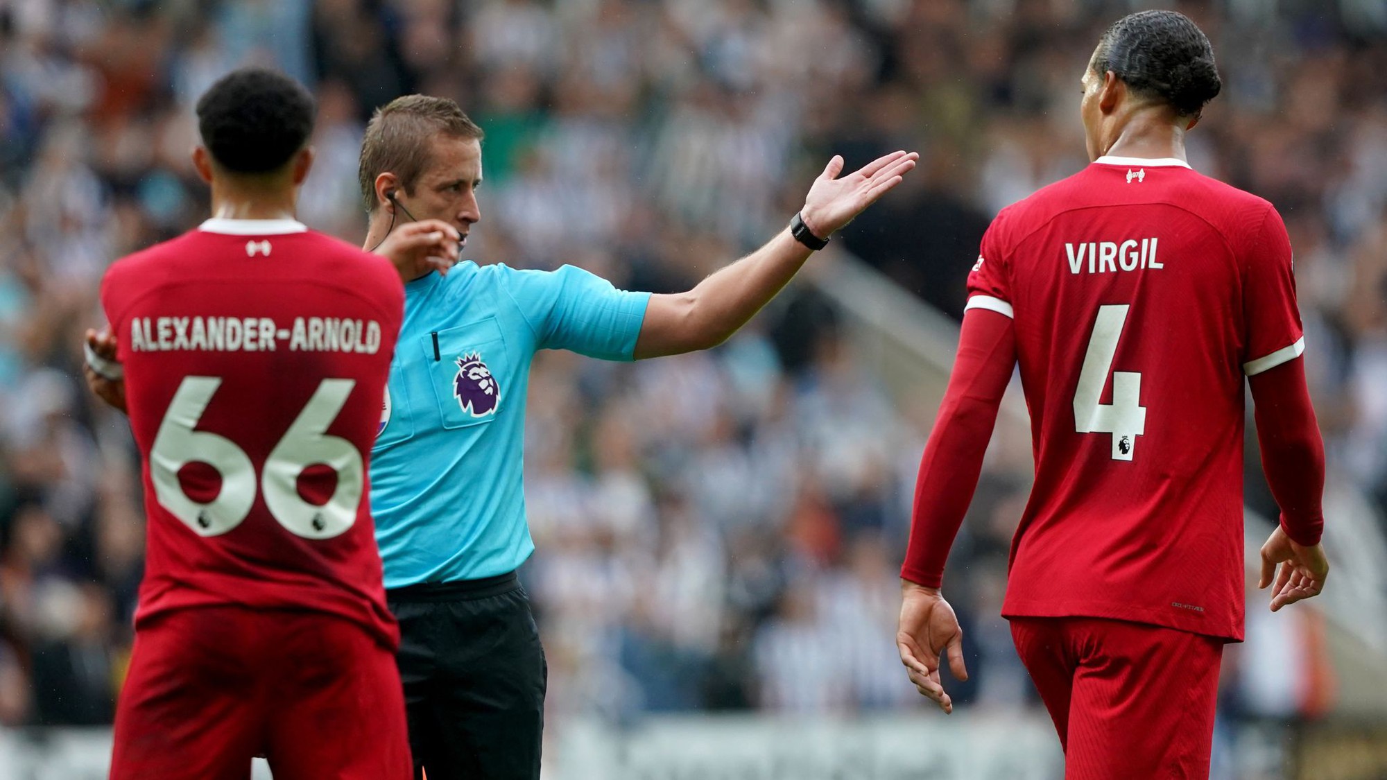 Chơi thiếu người, Liverpool vẫn thắng ngược Newcastle Chơi thiếu người, Liverpool vẫn thắng ngược Newcastle