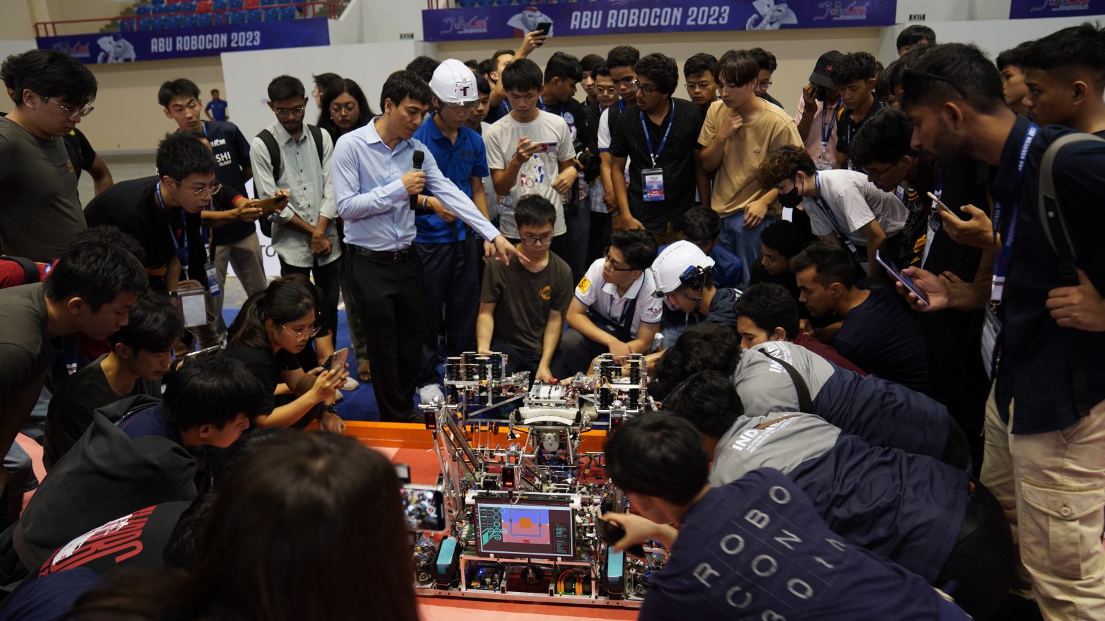 Các đội tuyển ABU Robocon 2023 giao lưu và chia sẻ công nghệ