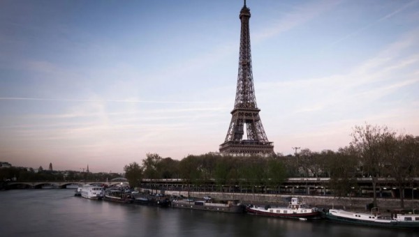 Hai du khách Mỹ say xỉn, ngủ quên qua đêm trong Tháp Eiffel Hai du khách Mỹ say xỉn, ngủ quên qua đêm trong Tháp Eiffel
