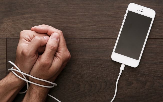 Tác hại của việc lạm dụng smartphone Tác hại của việc lạm dụng smartphone