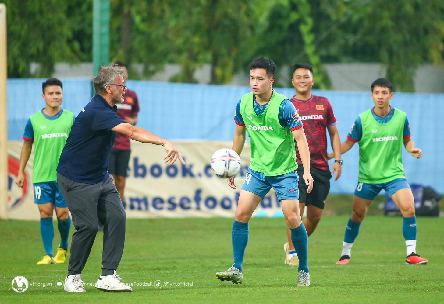 Văn Toàn hứng khởi trong ngày tái ngộ các đồng đội tại đội tuyển Việt Nam Văn Toàn hứng khởi trong ngày tái ngộ các đồng đội tại đội tuyển Việt Nam